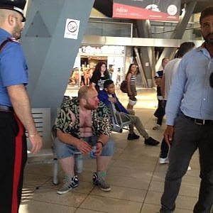 Tensione alla Stazione centrale di Napoli tra no Tav e forze dell'ordine in attesa della visita di Gentiloni : c'è un ferito
