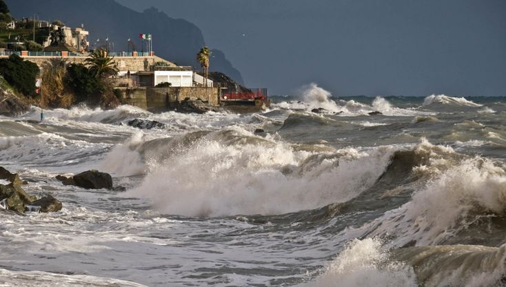 Genova, la furia del mare sulla costa