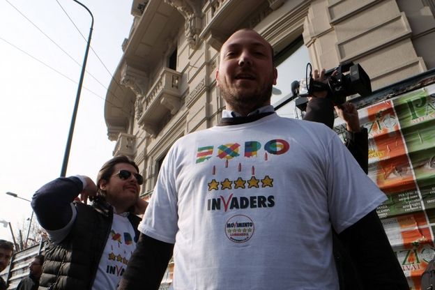 M5S ispezione ai cantieri con la maglia 'Expo invaders'