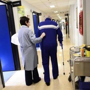 Professione badante, in crescita la quota di uomini 