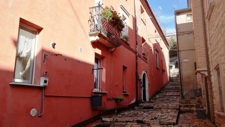 Sulla sedia a rotelle, vive in un palazzo di edilizia residenziale pubblica senza ascensore né montascale
