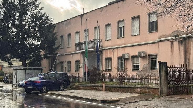 Incendio nel carcere di Cassino: i detenuti lanciano bombolette di gas contro gli agenti