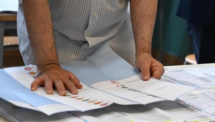 Indicazioni di voto, giudizi sul governo, primarie: il sondaggio dell’agenzia bolognese