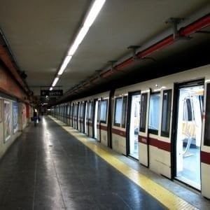 Roma, l'odio viaggia anche in metro: rom pestata davanti alla figlia per un tentato furto
