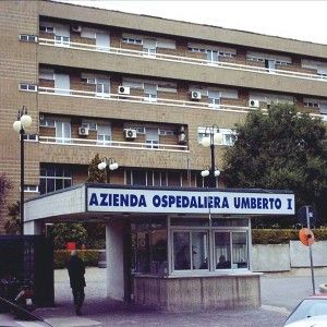Lancia acido su una donna e lo beve, morto a Siracusa