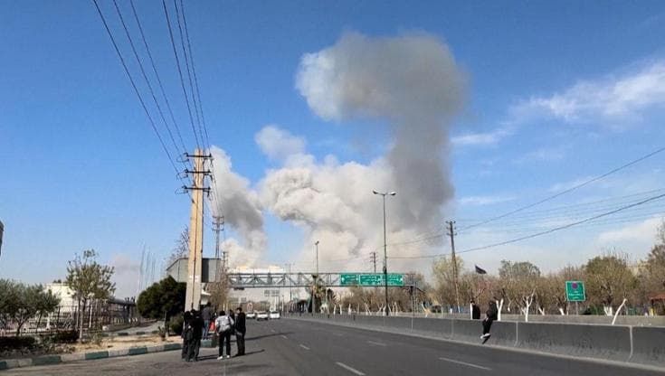 Teheran, nuova ondata di attacchi israeliani: la colonna di fumo sull'autostrada