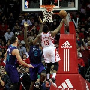 Basket, Nba: super Harden, Houston suona la nona. Belinelli deve arrendersi