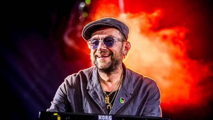 Damon Albarn in concerto con la bandiera palestinese: “Non siate mai neutrali su questa vicenda”