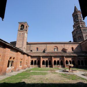 Chiaravalle, tenta furto in abbazia ma resta infilzato nel cancello: salvato dai carabinieri