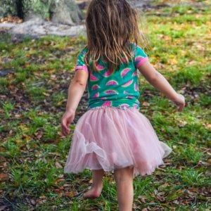 A piedi nudi nel parco, come fa bene camminare scalzi