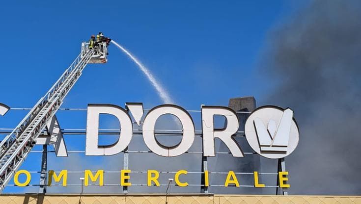 Spento l’incendio al Conca d’oro. I commercianti: “Abbiamo visto il fuoco e siamo fuggiti”