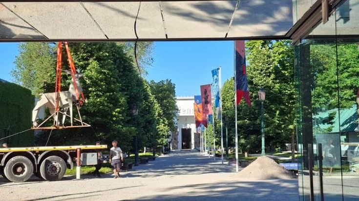 Nel cantiere Biennale vicino al padiglione russo l’opera simbolo ucraina