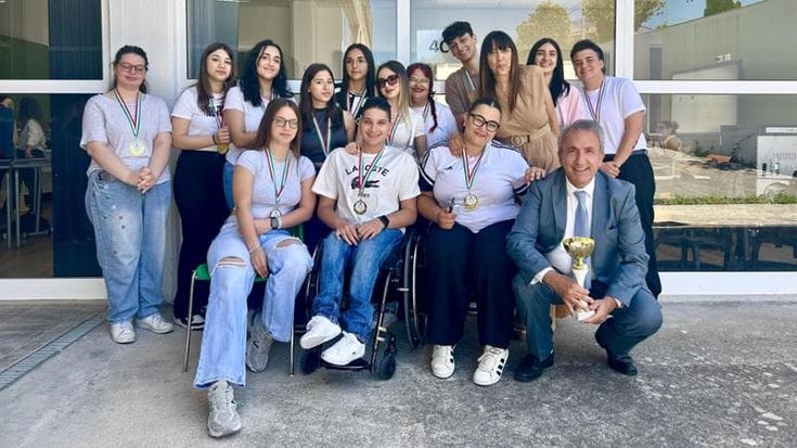 Quei ragazzi che ballano con il compagno disabile. Un premio per la solidarietà