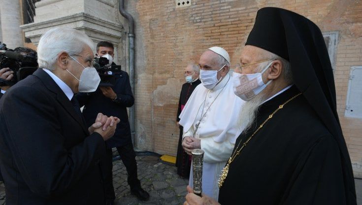 Mattarella premia gli eroi del Covid: "Serve responsabilità collettiva. Le istituzioni collaborino. Vaccini per tutti"