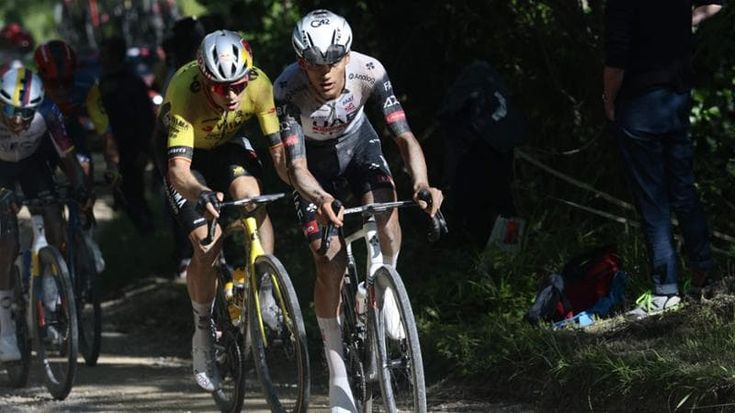Giro, Del Toro fa esplodere la corsa sugli sterrati e va in rosa. A Siena vince Van Aert