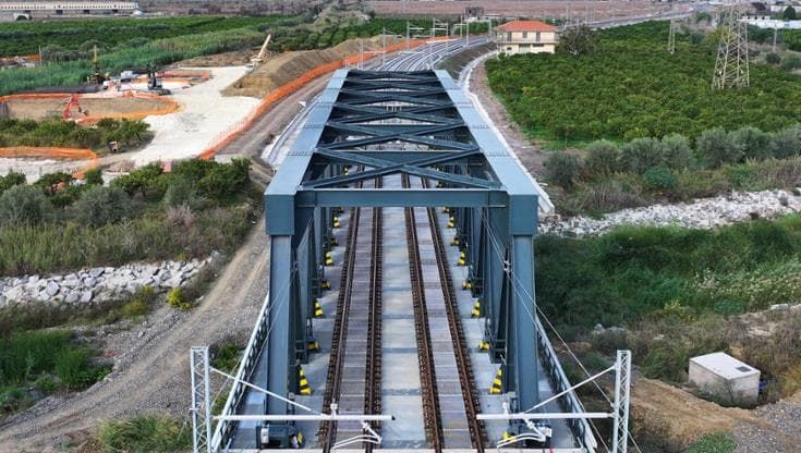 Mezzo secolo di ritardi per autostrade e ferrovie, bloccate dal Ponte sullo Stretto