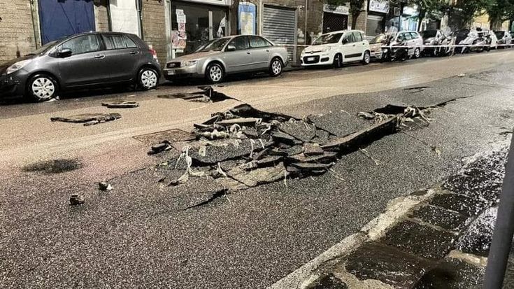 Nubifragio su Napoli, esplode l’asfalto in via Pietro Castellino. Ma non è colpa della pioggia