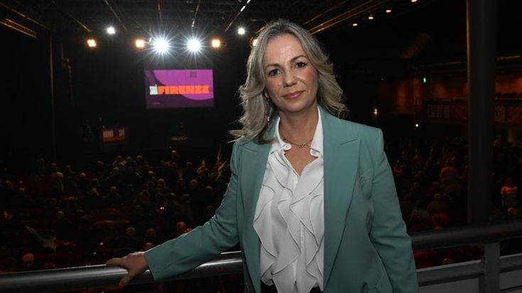 Cartoline per Elly Schlein, in mille a Firenze con Cecilia Del Re: “Vogliamo le primarie nel Pd”