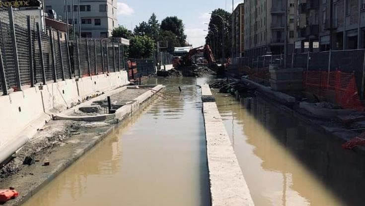 Tubo rotto in via Marco Emilio Lepido, famiglie senz’acqua per ore. I residenti: “Siamo esasperati”