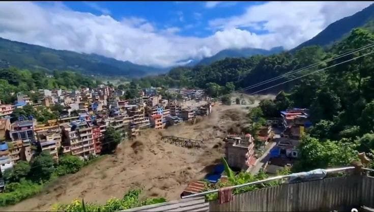 Inferno d'acqua in Nepal: il fiume travolge ponte e case con una forza spaventosa