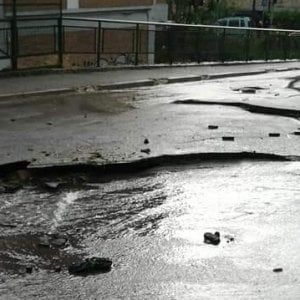  Potenza dopo il nubifragio, voragini sulle strade e asili chiusi