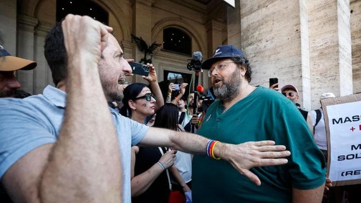 Spese pazze e reddito da povero, Adinolfi si difende: “Solo fango”