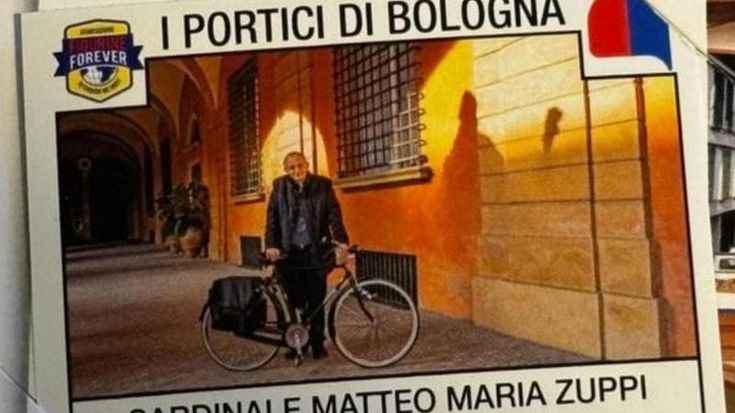 Non solo calcio, il cardinale Zuppi in bicicletta sotto i portici è una figurina