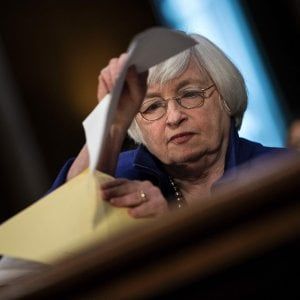 Mercati in attesa della Fed. Alitalia verso il cda decisivo