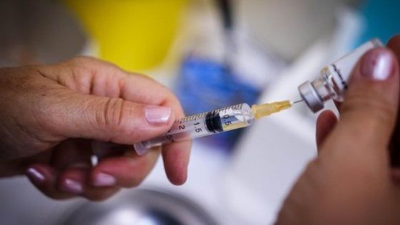 Vaccinazione antinfluenzale: si parte a inizio ottobre, tra mille dubbi