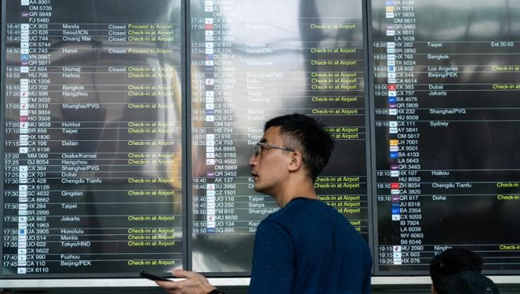 Caos aeroporti per il down informatico. Oltre mille voli cancellati, scanner ko e check-in a mano. Ecco i diritti dei passeggeri
