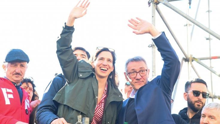 Firenze, l'abbraccio della piazza antifascista a Schlein: "Con 5s e sinistra per le battaglie fondamentali"