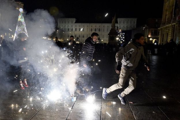 Capodanno a Torino: una bomba carta provoca 4 feriti alla Falchera