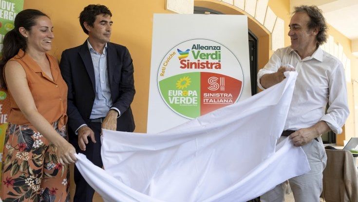 Bonelli e Fratoianni insieme: ecco il simbolo della nuova alleanza-cocomero. Con lo sguardo rivolto verso M5S