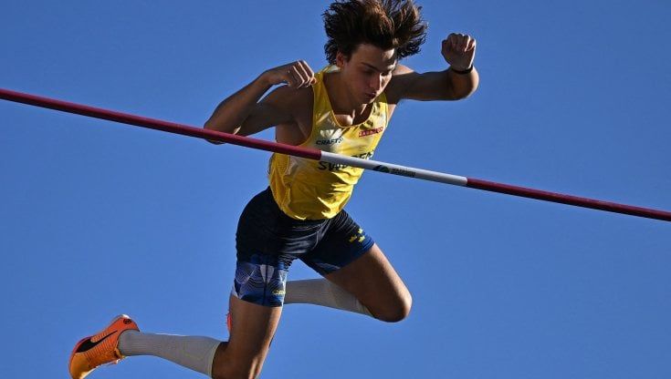 Mondiali di atletica: lo svedese Armand Duplantis vola a 6.21 nel salto con l'asta ed è record. Per la nigeriana Tobi Amusan primato mondiale e medaglia d'oro nei 100 metri a ostacoli