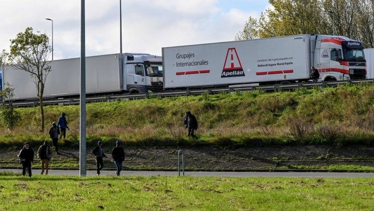 Francia e Regno Unito litigano sul destino dei migranti a Calais 