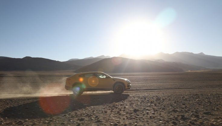 Lamborghini Urus no limits: scalate la strada e la montagna più alte al mondo