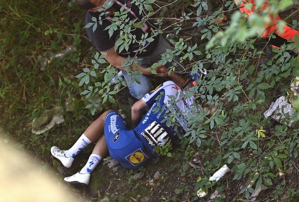 Ciclismo, la terribile caduta di Evenepoel al Lombardia