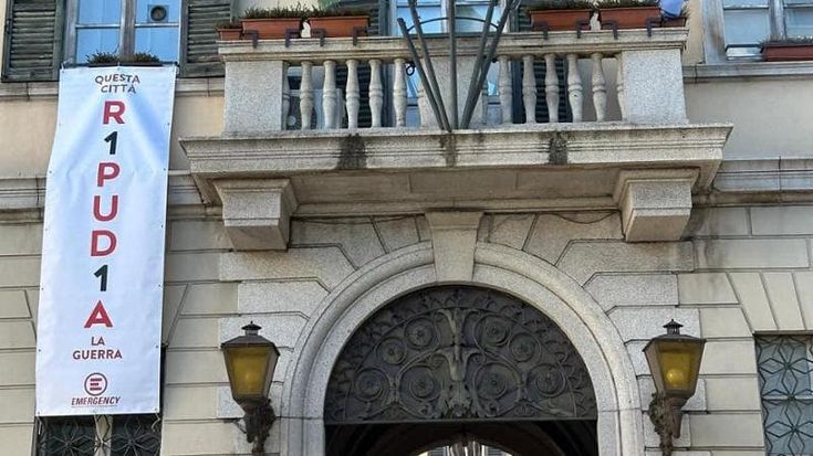 Lecco, Comune rimuove lo striscione di Emergency. È polemica: “Rappresentava valori della comunità”
