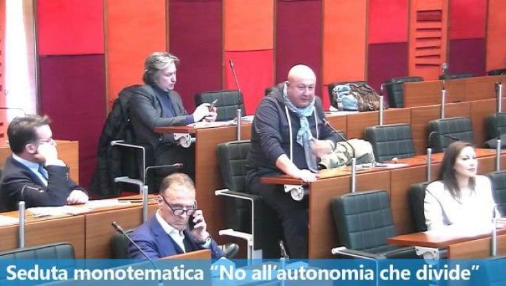 Autonomia, l'intervento shock del consigliere Pd a Napoli: "Calderoli è il vomito" 