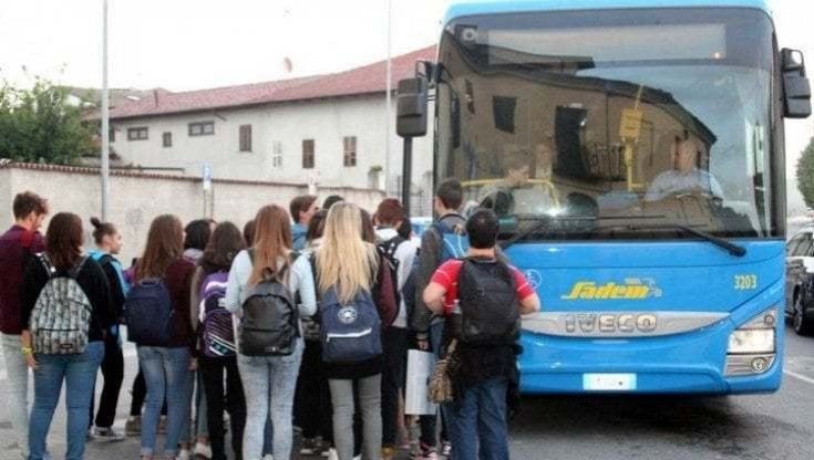 Anche bus turistici e auto a noleggio per riportare tutti i ragazzi a scuola