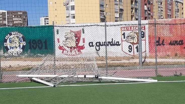 Bari, vandali distruggono il campetto da calcio nel quartiere San Paolo