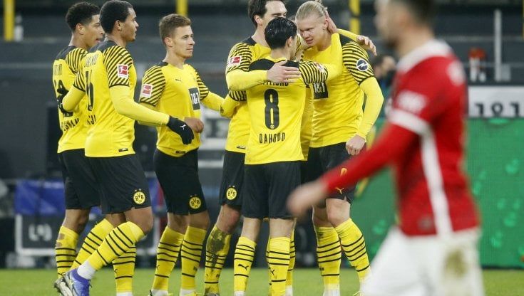 Bundesliga: il Dortmund travolge il Friburgo, Bayern Monaco in ansia per Davies
