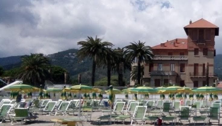 Le suore contro la spiaggia libera, è guerra santa a Spotorno alla gara del Comune