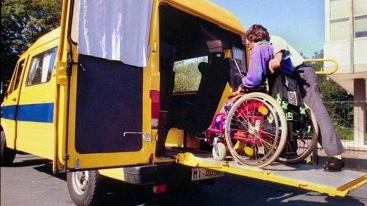 Trasporto studenti disabili, dopo tre gare deserte decisi rimborsi alle famiglie. “Ma sono inutili”