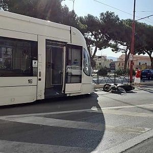 Palermo, scontro tra scooter e tram: ferma la linea 4