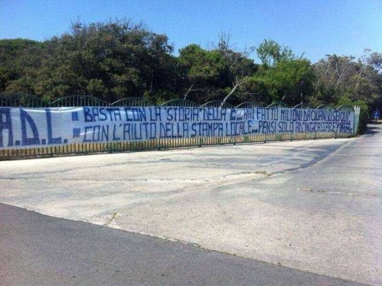 E c'&egrave; anche uno striscione<br />contro De Laurentis
