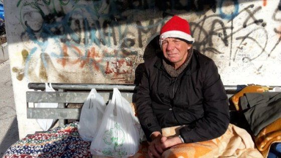 Salerno, balordi danno fuoco ad un senzatetto: salvato