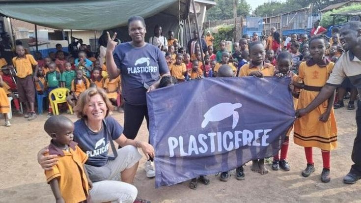 Uganda, il progetto ecologico di una Ong ha scoperto per caso bambini orfani che vivevano nel fango