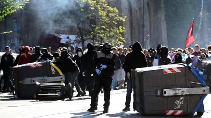 La protesta degli studenti, “Signora, qui non può passare”. Tutti in fila, bloccati dal corteo