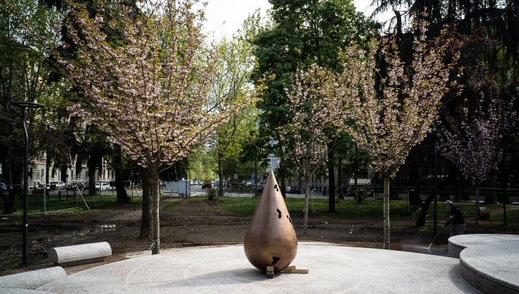 Un giardino zen dedicato a Teresa Pomodoro: ciliegi e sculture cambiano piazza Piola a Milano